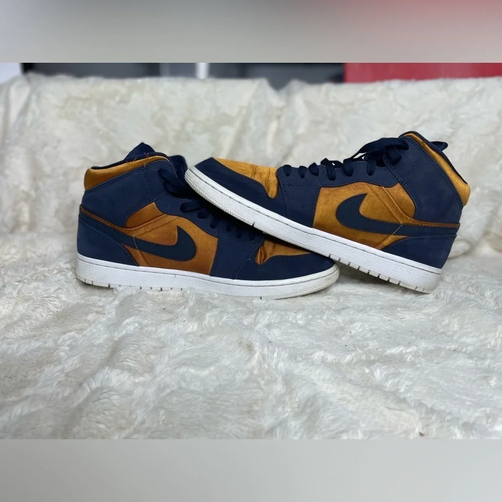Air Jordan 1 Mid SE 